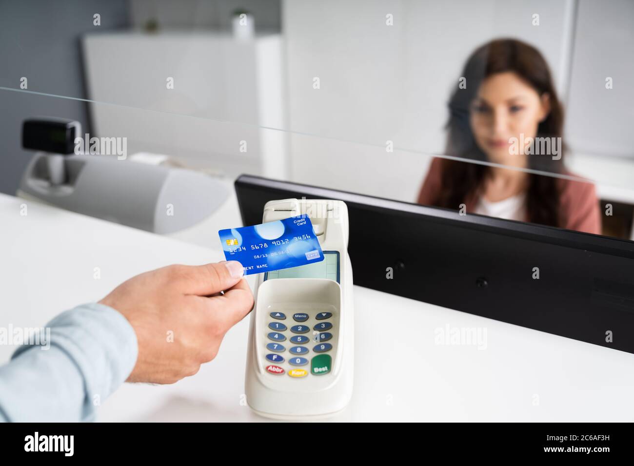 Paiement sans contact par carte de crédit dans la boutique ou à la réception de l'hôtel Banque D'Images