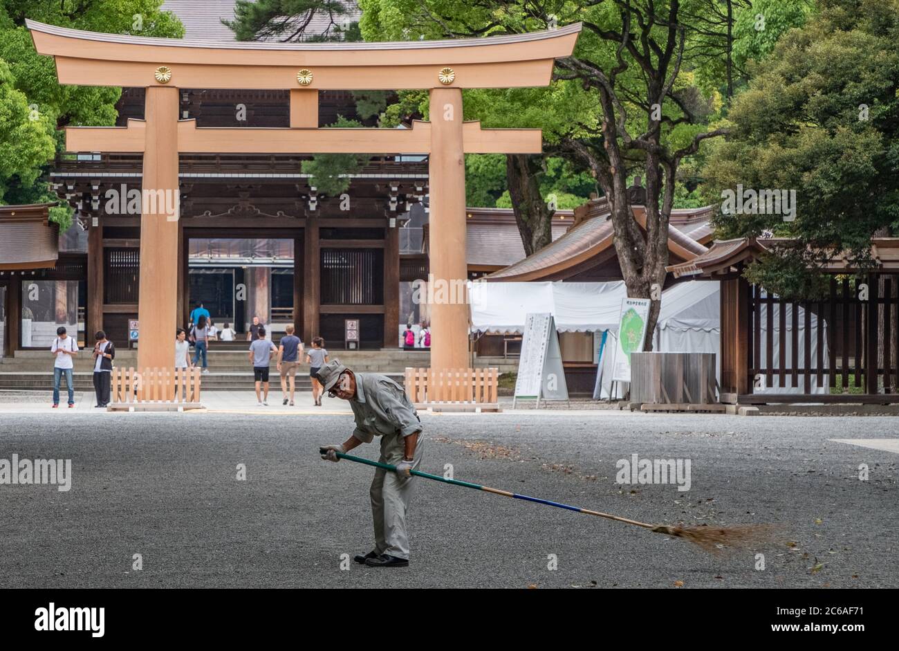 Ouvriers nettoyant le temple de Meiji Jingu, Tokyo, Japon Banque D'Images