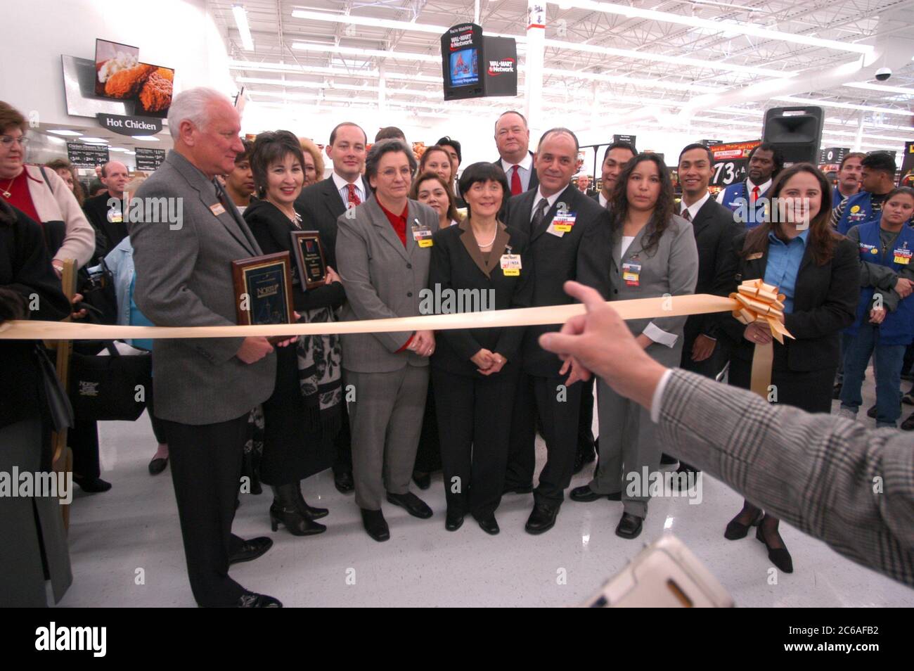 San Antonio Texas États-Unis, janvier 21 2004 : les VIP d'entreprise et les gérants de magasin ont coupé le ruban lors d'une cérémonie marquant l'ouverture du 3 000e emplacement d'un magasin Walmart. ©Bob Daemmrich Banque D'Images