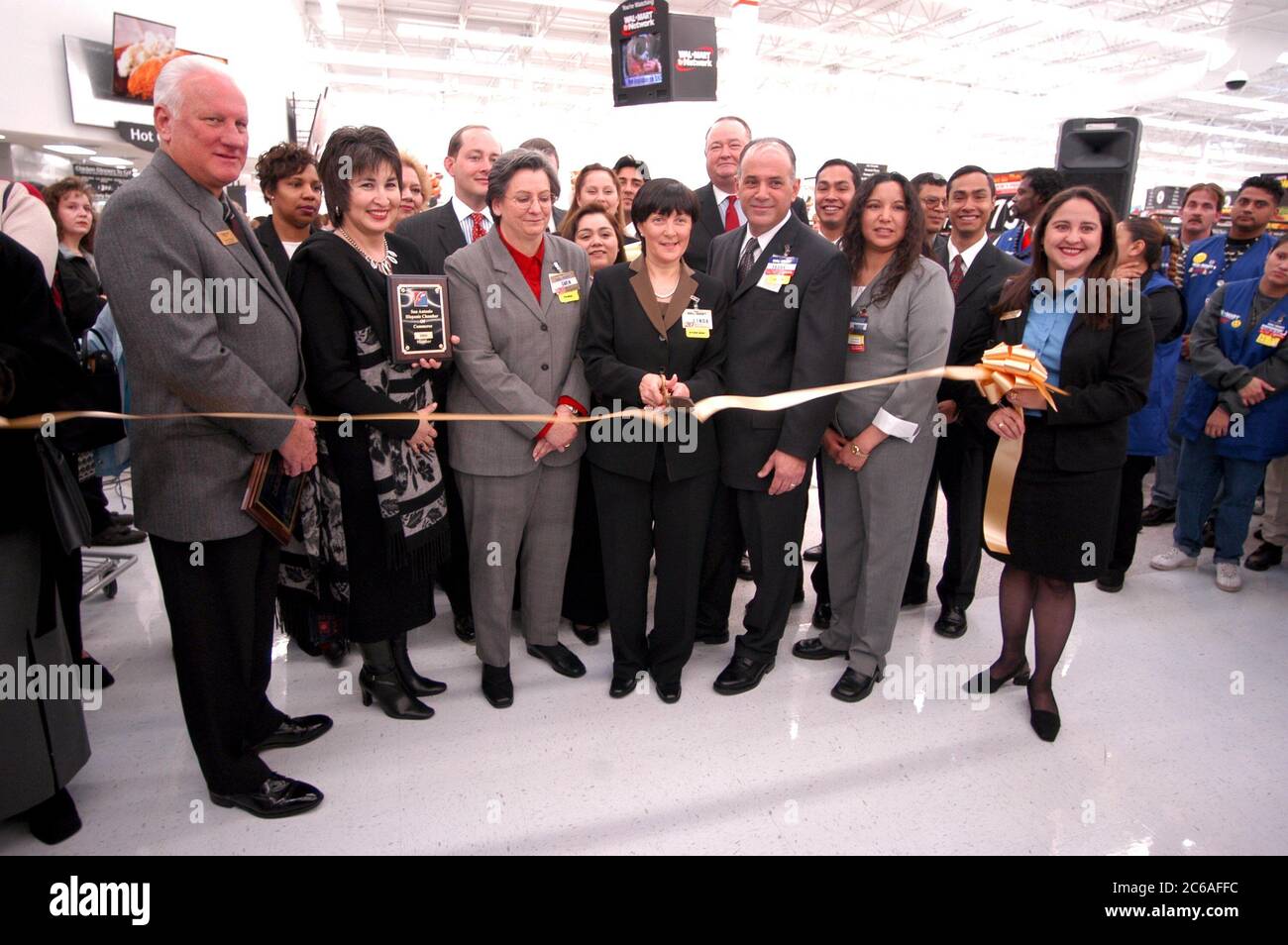 San Antonio Texas États-Unis, janvier 21 2004 : les VIP d'entreprise et les gérants de magasin ont coupé le ruban lors d'une cérémonie marquant l'ouverture du 3 000e emplacement d'un magasin Walmart. ©Bob Daemmrich Banque D'Images