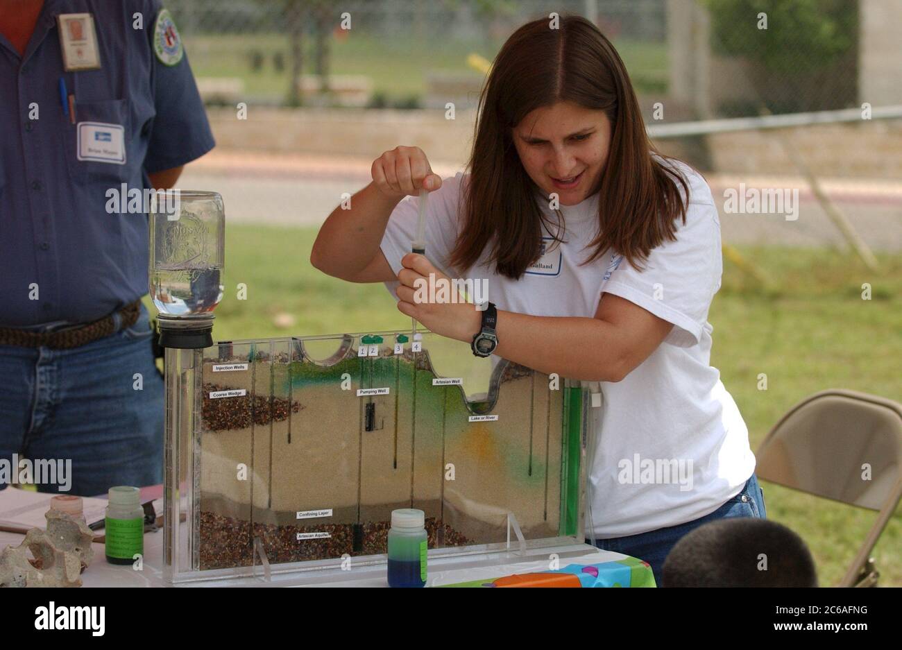 Austin Texas États-Unis, avril 2004 : les élèves de 6e et 7e année du collège apprennent sur les questions de l'eau et des eaux usées à l'événement scientifique en plein air Blue Thumb parrainé par la ville d'Austin. L'instructeur féminin montre la section transversale de l'aquifère. ©Bob Daemmrich Banque D'Images