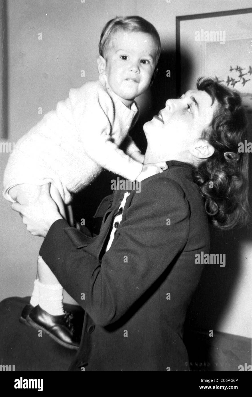 HS480 Barbara Bush joue avec son fils, George W., New Haven, CT, Pâques 1948. Crédit photo : Bibliothèque présidentielle George Bush Banque D'Images