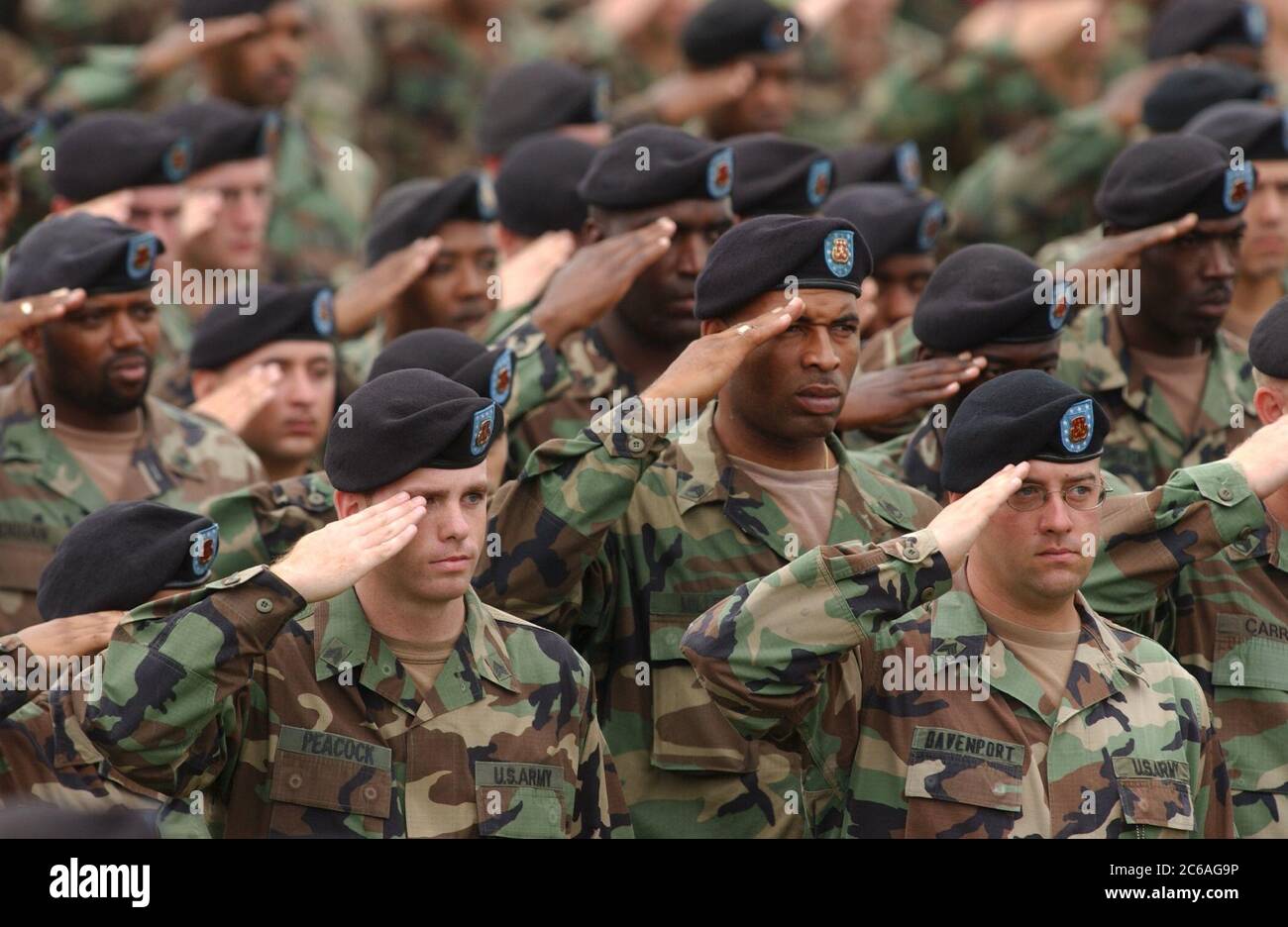 Fort Hood, Texas États-Unis, septembre 2 2004 : des soldats portant des uniformes de camouflage et des bérets noirs saluent lors d'un service commémoratif pour les 81 soldats tués dans l'opération Iraqi Freedom de la 4e division d'infanterie basée à fort Hood. ©Bob Daemmrich Banque D'Images Fort Hood, Texas États-Unis, septembre 2 2004 : des soldats portant des uniformes de camouflage et des bérets noirs saluent lors d'un service commémoratif pour les 81 soldats tués dans l'opération Iraqi Freedom de la 4e division d'infanterie basée à fort Hood. ©Bob Daemmrich Banque D'Images