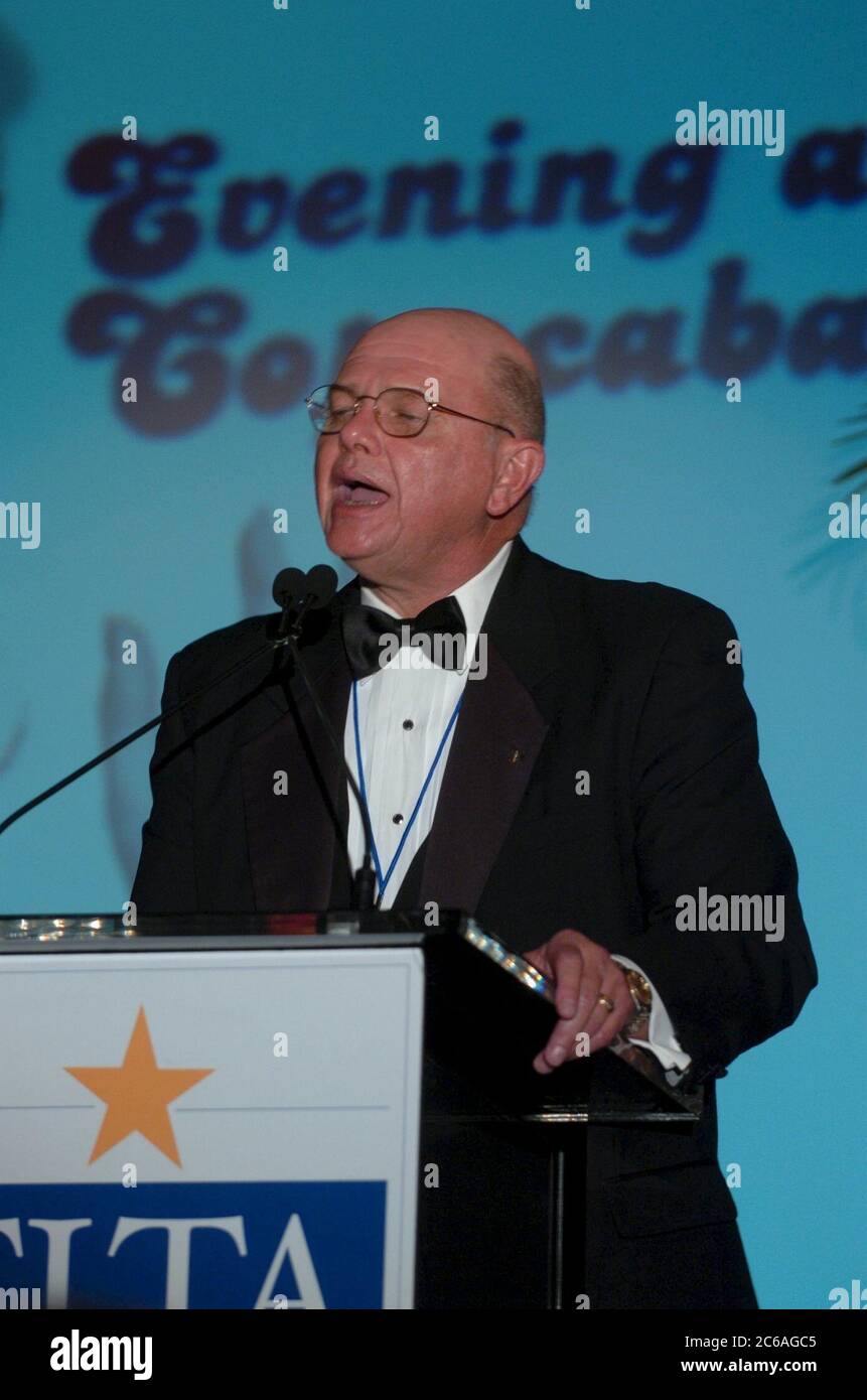 Corpus Christi Texas USA, juin 2004 : un homme blanc portant du tuxedo sert de maître de cérémonie pour un dîner formel à la convention d'association professionnelle. ©Bob Daemmrich Banque D'Images