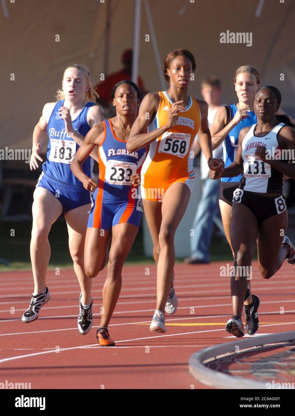Austin, Texas, États-Unis, juin 2004 : les femmes courent la courbe tout en participant à la course de 800 mètres à la National Collegiate Athletic Association (NCAA) Division I Outdoor Track & Field Championships. ©Bob Daemmrich Banque D'Images