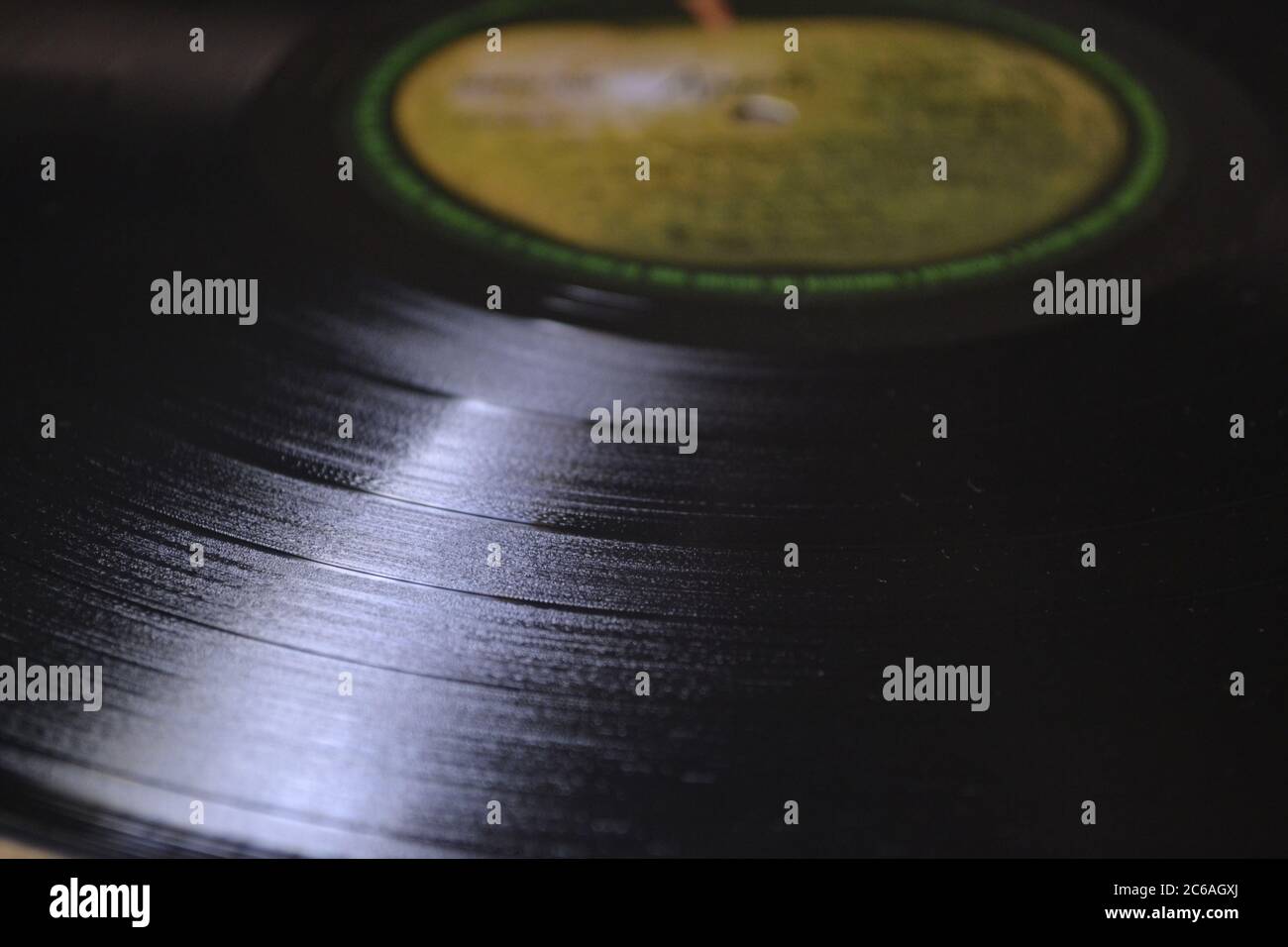 Enregistrement de vinyle des années 70 photographié, photo au zoom, mettant en évidence les morceaux de musique et le timbre de pomme, avec un arrière-plan flou, Brésil, Amérique du Sud Banque D'Images