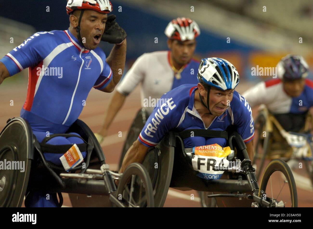 Athènes, Grèce 24SEP04: Les membres de l'équipe de relais DE 4 X 400 mètres de France se touchent entre les jambes lors de la finale de classe T53/54 pour hommes aux Jeux paralympiques. Les Français ont pris la deuxième place avec un pointage personnel 3:14,08 meilleur pointage. ©Bob Daemmrich Banque D'Images