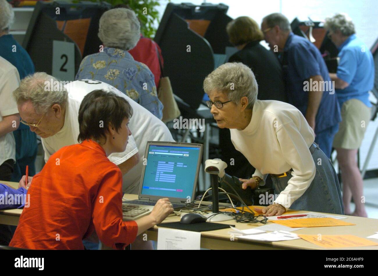 Austin, Texas États-Unis, 19 octobre 2004: Un électeur tôt parle au secrétaire aux élections au Rebekah Baines Johnson (RBJ) Retirement Centre dans le centre-ville d'Austin alors que les résidents ont voté aux élections générales de 2 novembre. ©Bob Daemmrich Banque D'Images