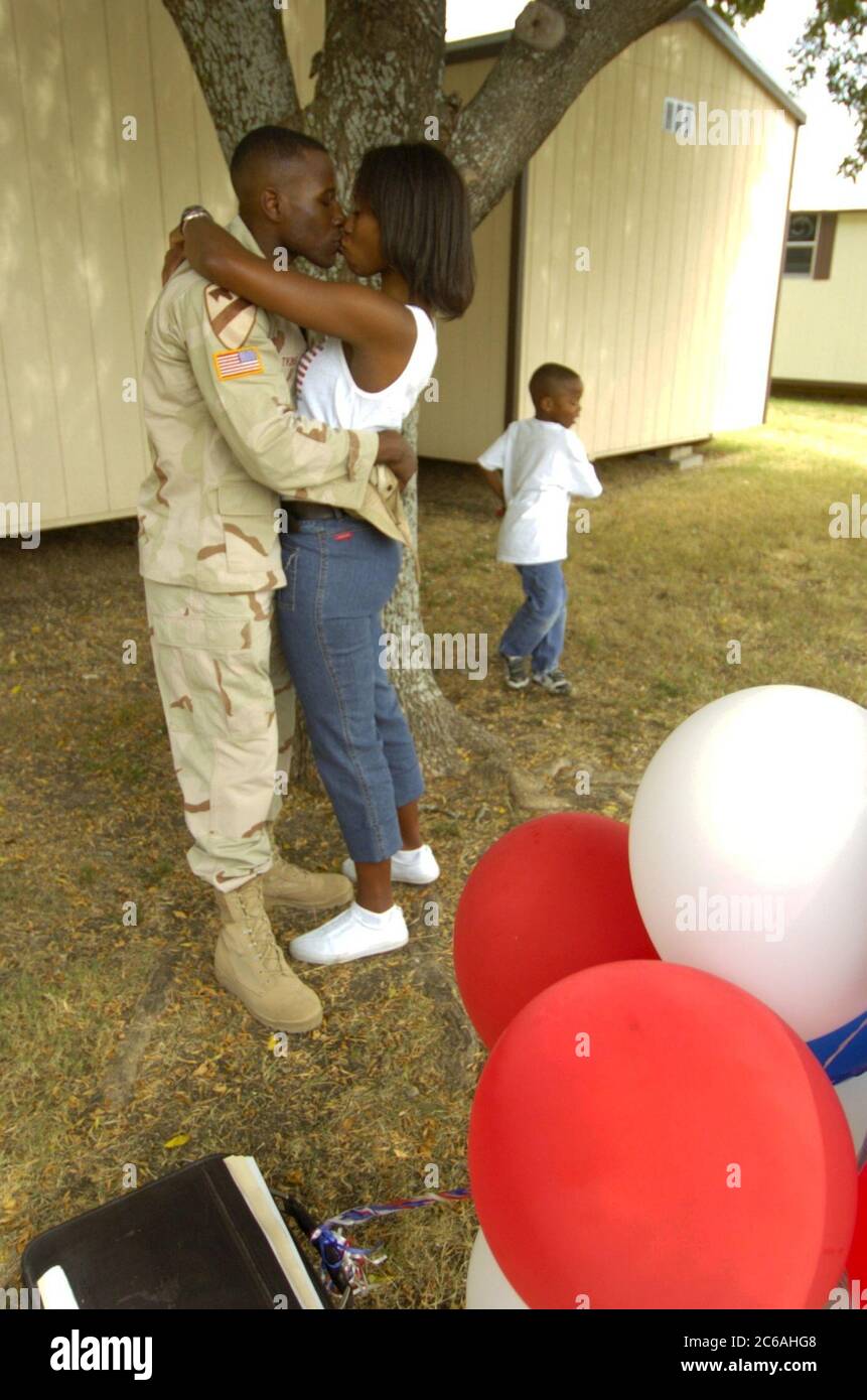 Killeen, Texas États-Unis, 28 septembre 2004 : le capitaine Adontis Atkins de la division de Cavalerie 1st de fort Hood accueille sa femme lors d'une cérémonie de bienvenue pour 200 soldats stationnés en Irak pendant plus d'un an. ©Bob Daemmrich/The image Works Banque D'Images