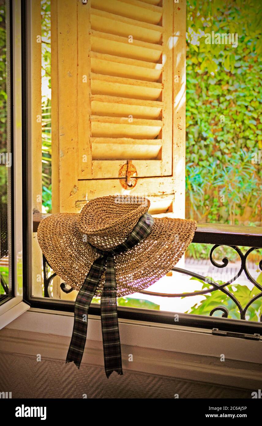 Chapeau de femme aux volets d'une fenêtre typique dans le vieux Nice sur la  Côte d'Azur, France Photo Stock - Alamy