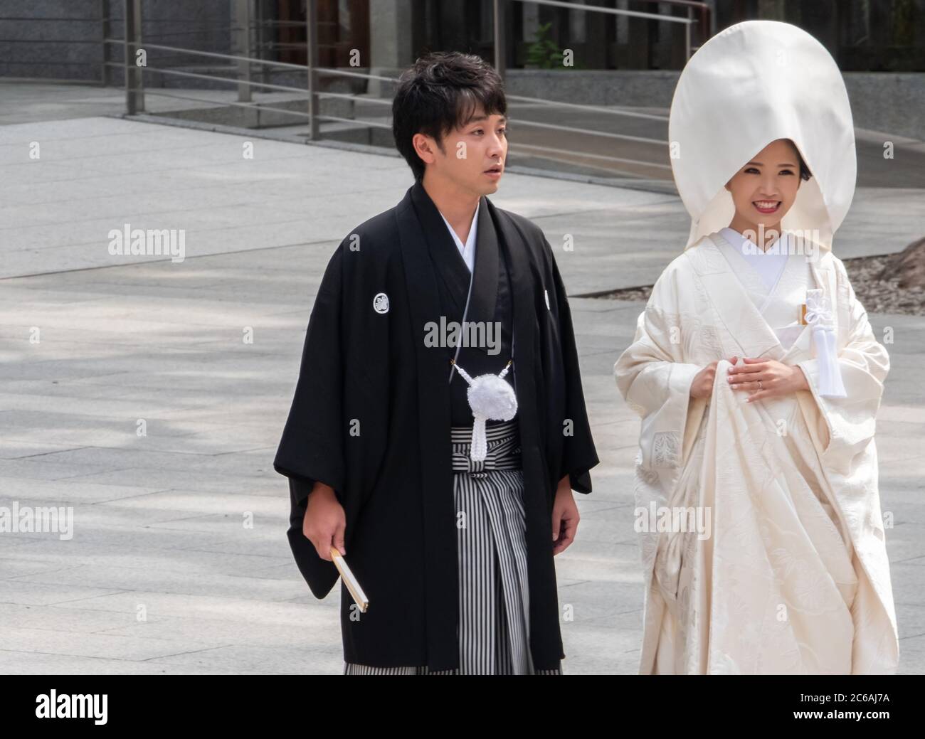 Mariée et marié japonais dans un kimono traditionnel au sanctuaire Meiji Jingu Shinto, Tokyo, Japon Banque D'Images