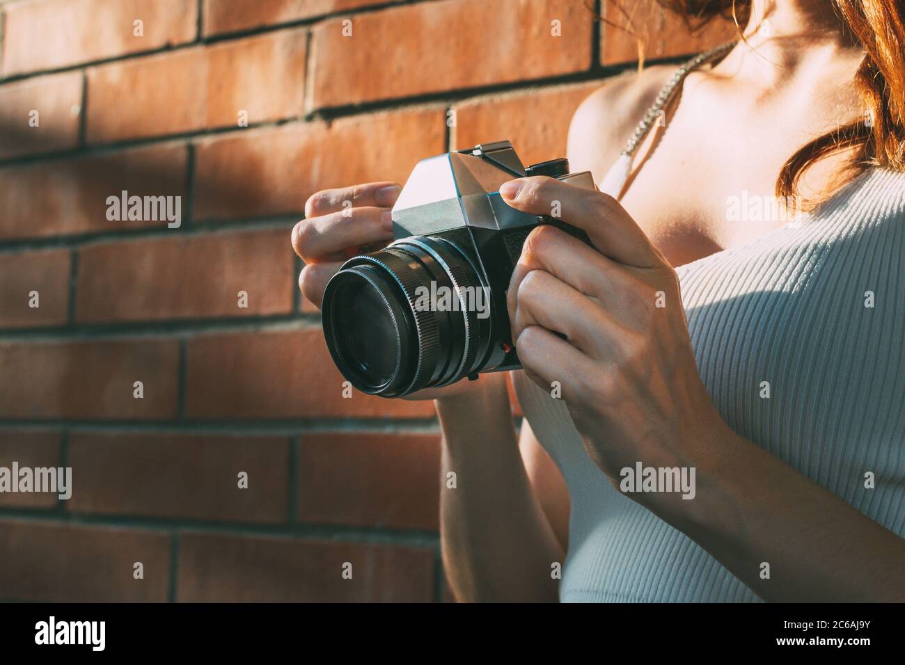 jeune femme tenant une caméra analogique Banque D'Images