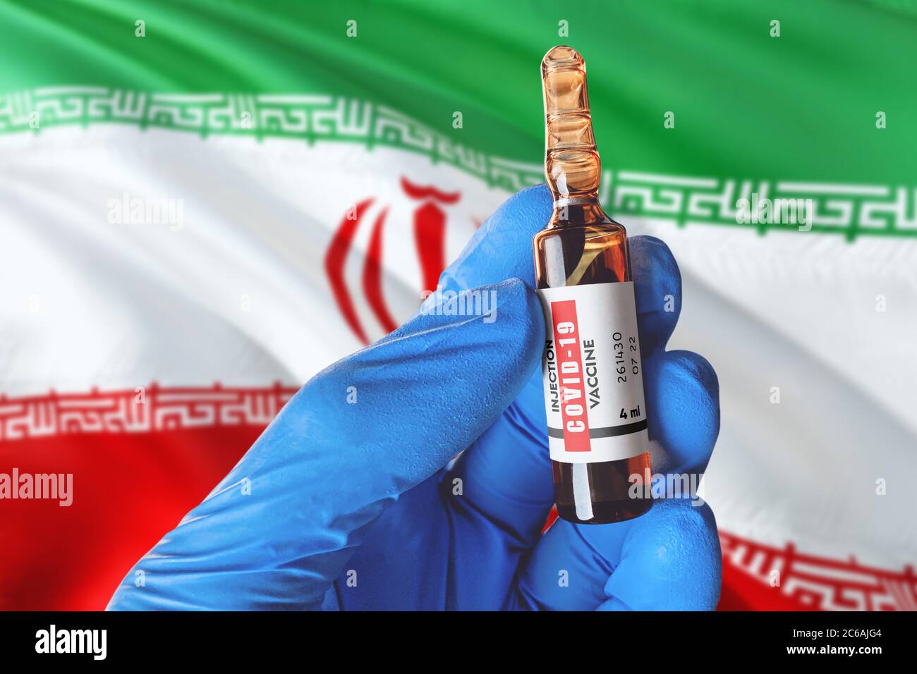 Drapeau iranien avec le concept Covid-19 du coronavirus. Médecin avec des gants médicaux de protection bleus tient un flacon de vaccin. Coronavirus covid 19 recherche sur le vaccin. Banque D'Images