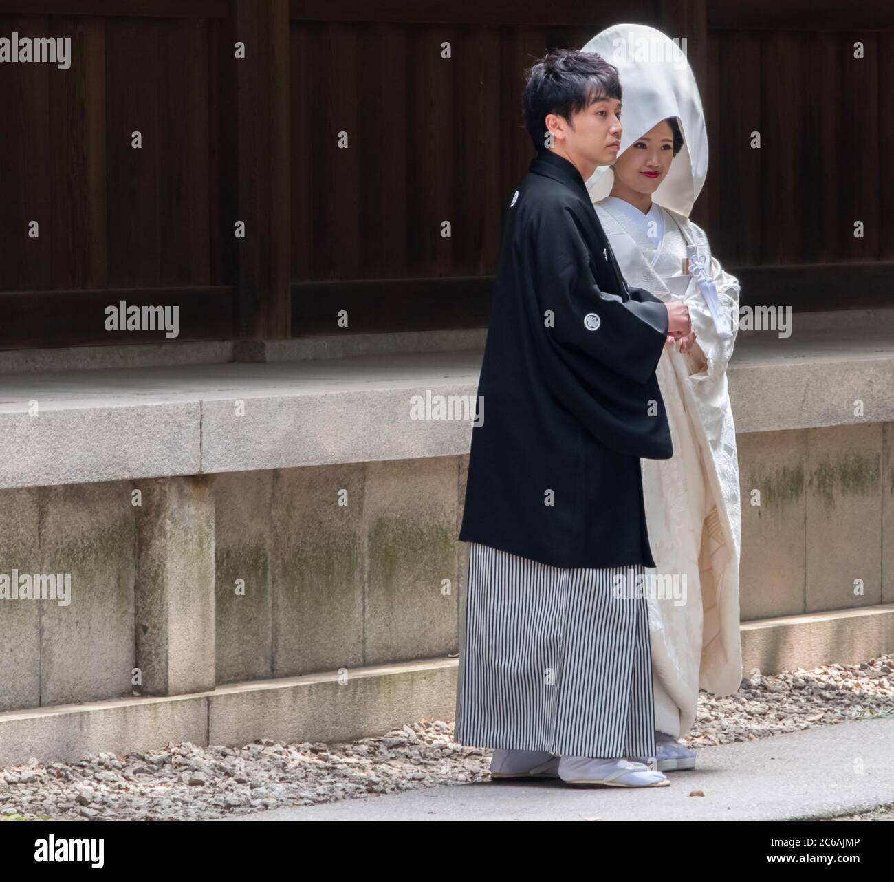 Mariée et marié japonais dans un kimono traditionnel au sanctuaire Meiji Jingu Shinto, Tokyo, Japon Banque D'Images