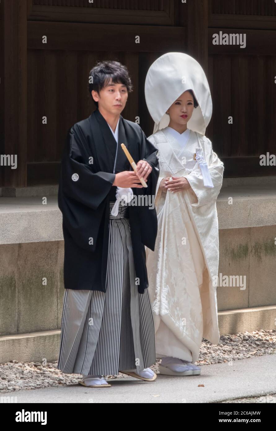 Mariée et marié japonais dans un kimono traditionnel au sanctuaire Meiji Jingu Shinto, Tokyo, Japon Banque D'Images