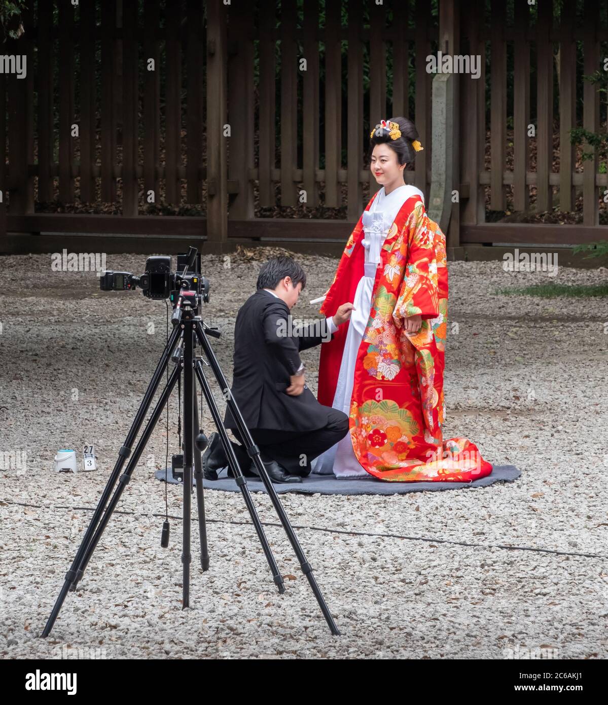 Belle mariée japonaise dans un kimono rouge au sanctuaire Meiji Jingu Shinto, Tokyo, Japon Banque D'Images