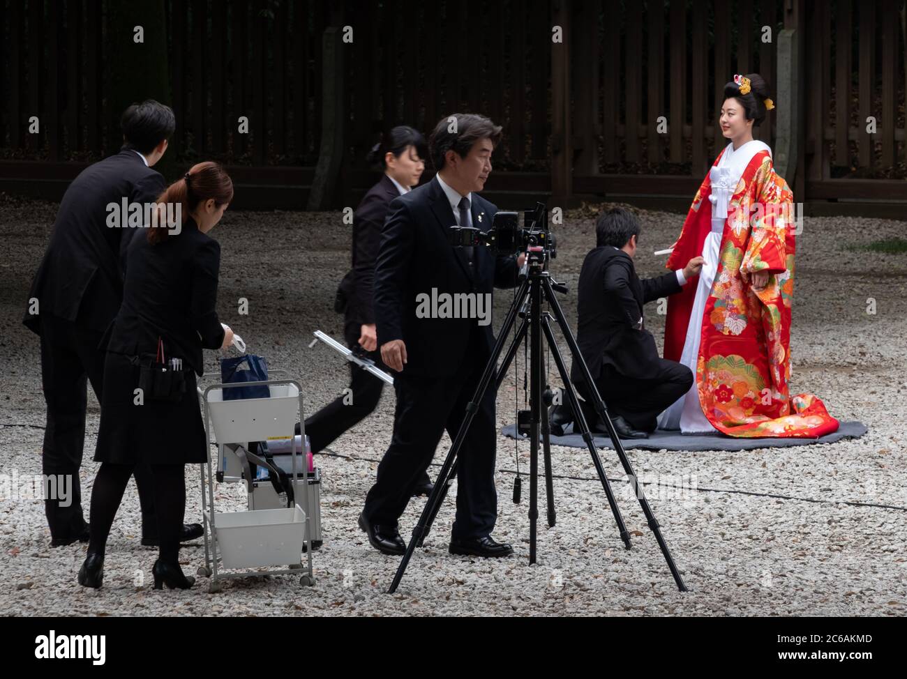 Belle mariée japonaise dans un kimono rouge au sanctuaire Meiji Jingu Shinto, Tokyo, Japon Banque D'Images