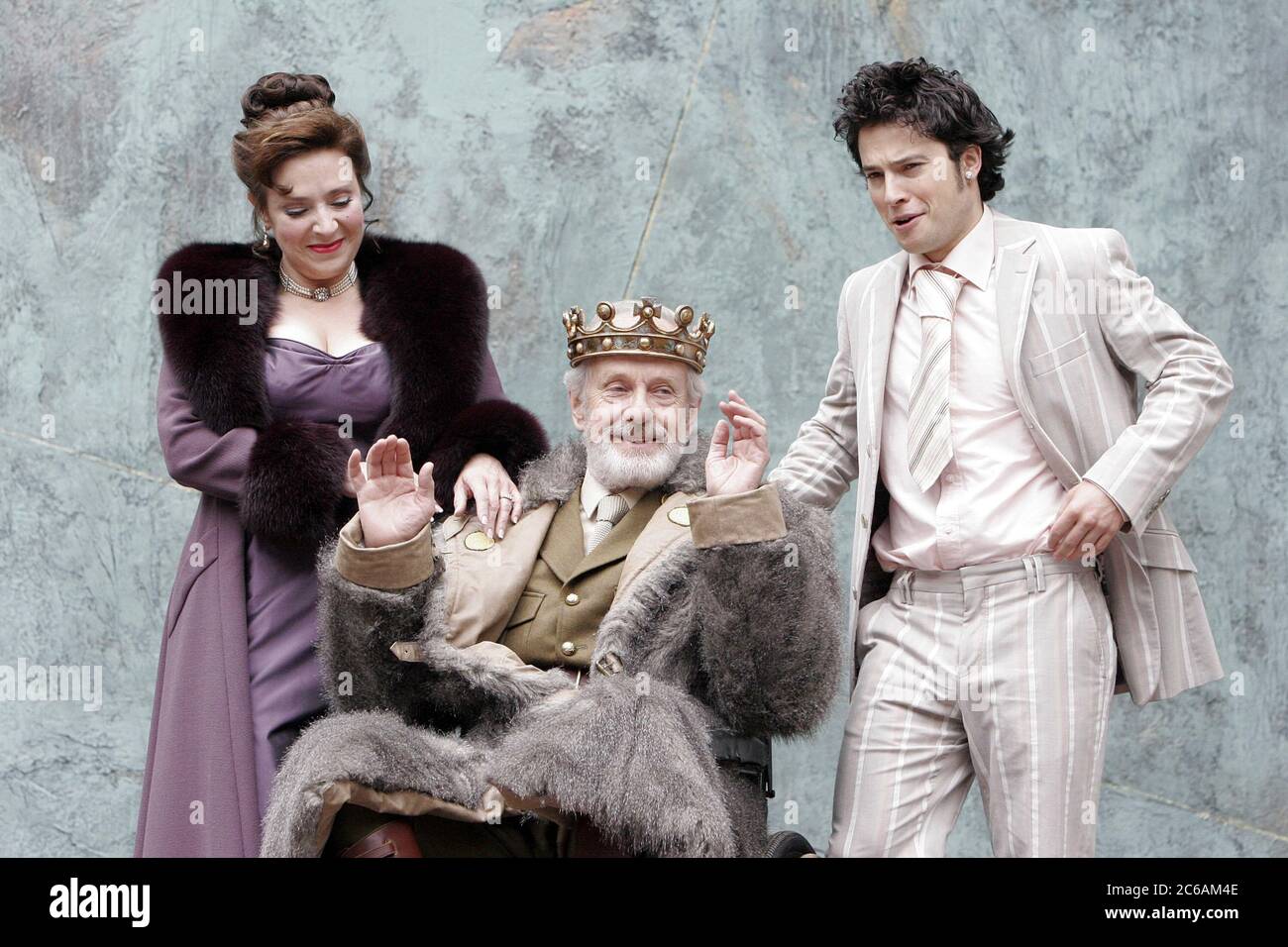 l-r: Harriet Thorpe (Reine), Julian Curry (Roi Cymbeline), James Loye (Cloten) en CYMBELINE par Shakespeare au théâtre en plein air, Regent's Park, Londres NW1 10/06/2005 conception: John Bausor éclairage: Jason Taylor combats: Terry King réalisateur: Rachel Kavanaugh Banque D'Images