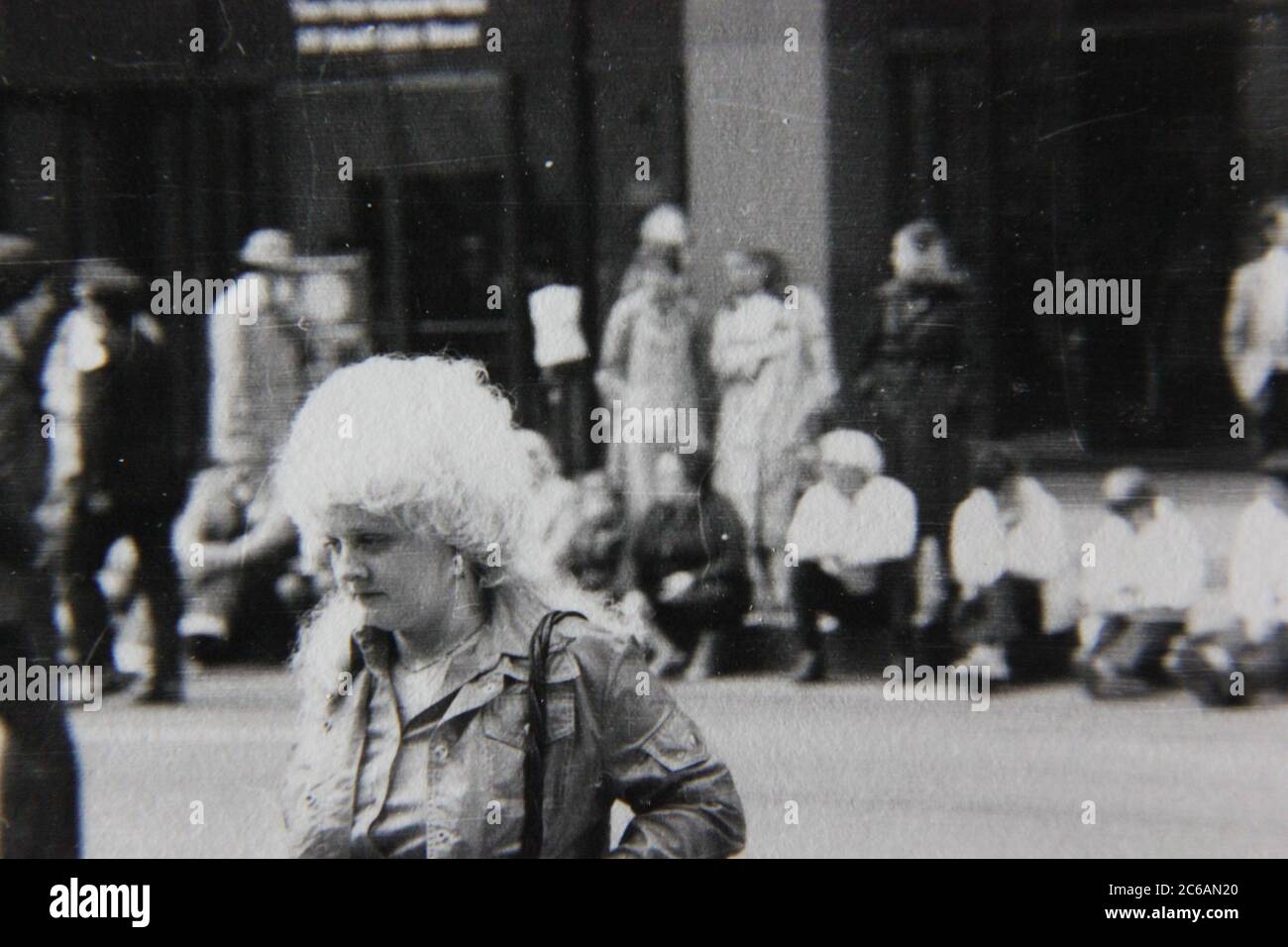 Fin années 70 vintage noir et blanc style de vie photographie d'une foule formant pour voir le défilé du centre-ville. Banque D'Images