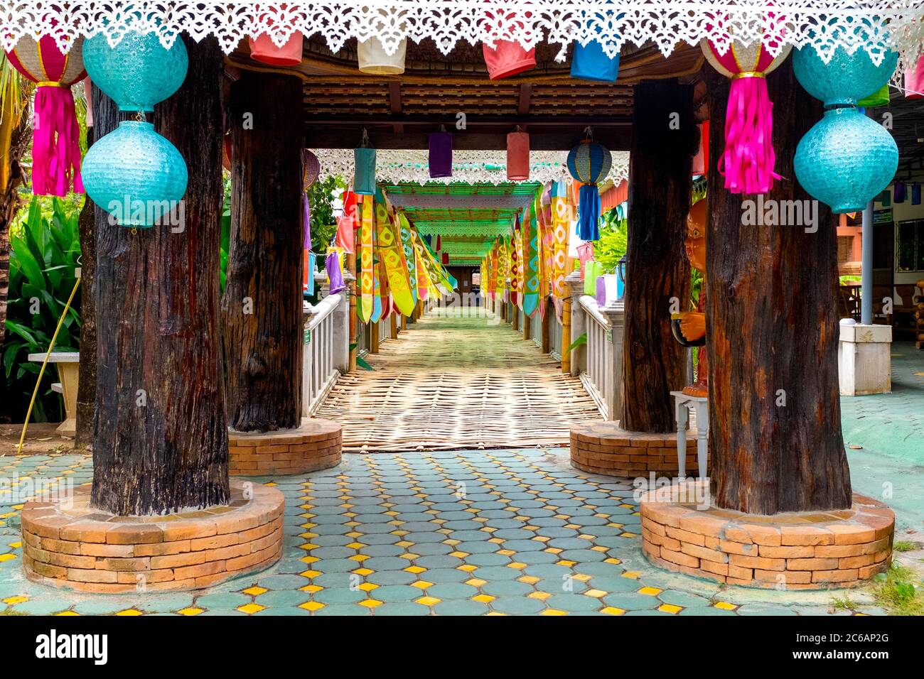 Pont couvert au Wat Chet Lin, Chiang Mai, Thaïlande Banque D'Images Pont couvert au Wat Chet Lin, Chiang Mai, Thaïlande Banque D'Images