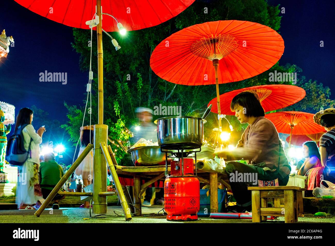 Vendeurs de nourriture dans le marché de nuit en face de Wat Srisuphan, Chiang Mai, Thaïlande Banque D'Images