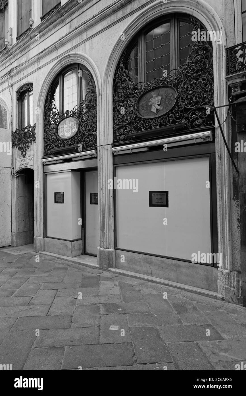 Veneig, Verlassenes Luxusgeschäft, Krise der Tourismusindustrie wegen der CoVid-19 Maßnahmen // Venise, crise touristique due à la CoVid-19 Measuremens Banque D'Images
