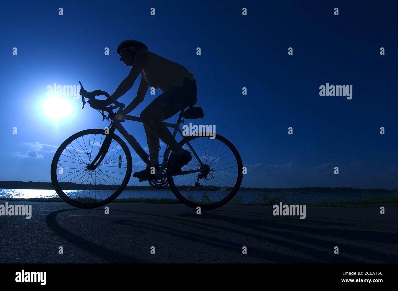 Dallas, Texas août 2004 : vélos sur la piste au White Rock Lake Park dans l'est de Dallas au coucher du soleil d'été. ©Bob Daemmrich Banque D'Images