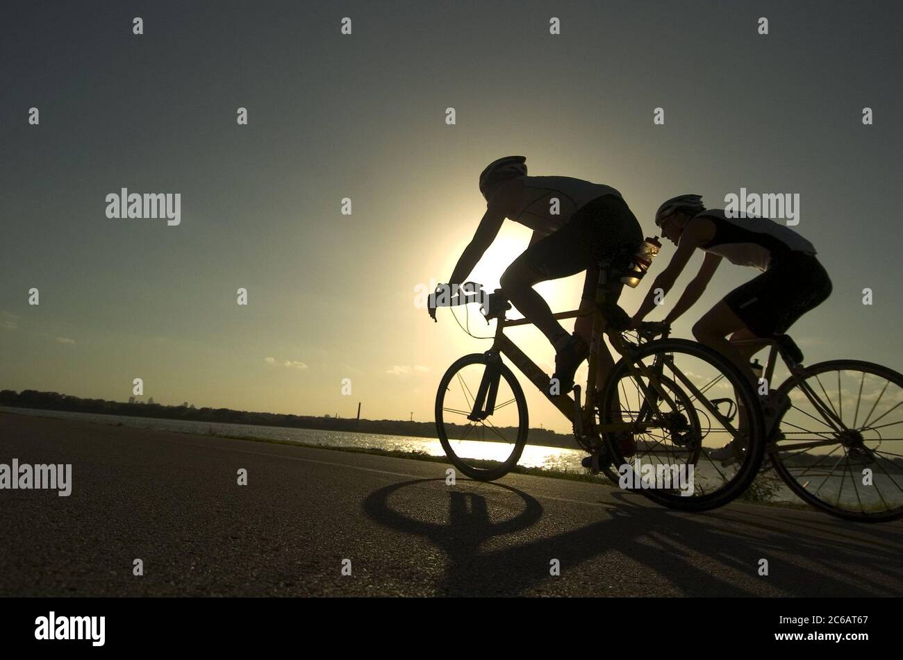 Dallas, Texas août 2004 : vélos sur la piste au White Rock Lake Park dans l'est de Dallas au coucher du soleil d'été. ©Bob Daemmrich Banque D'Images