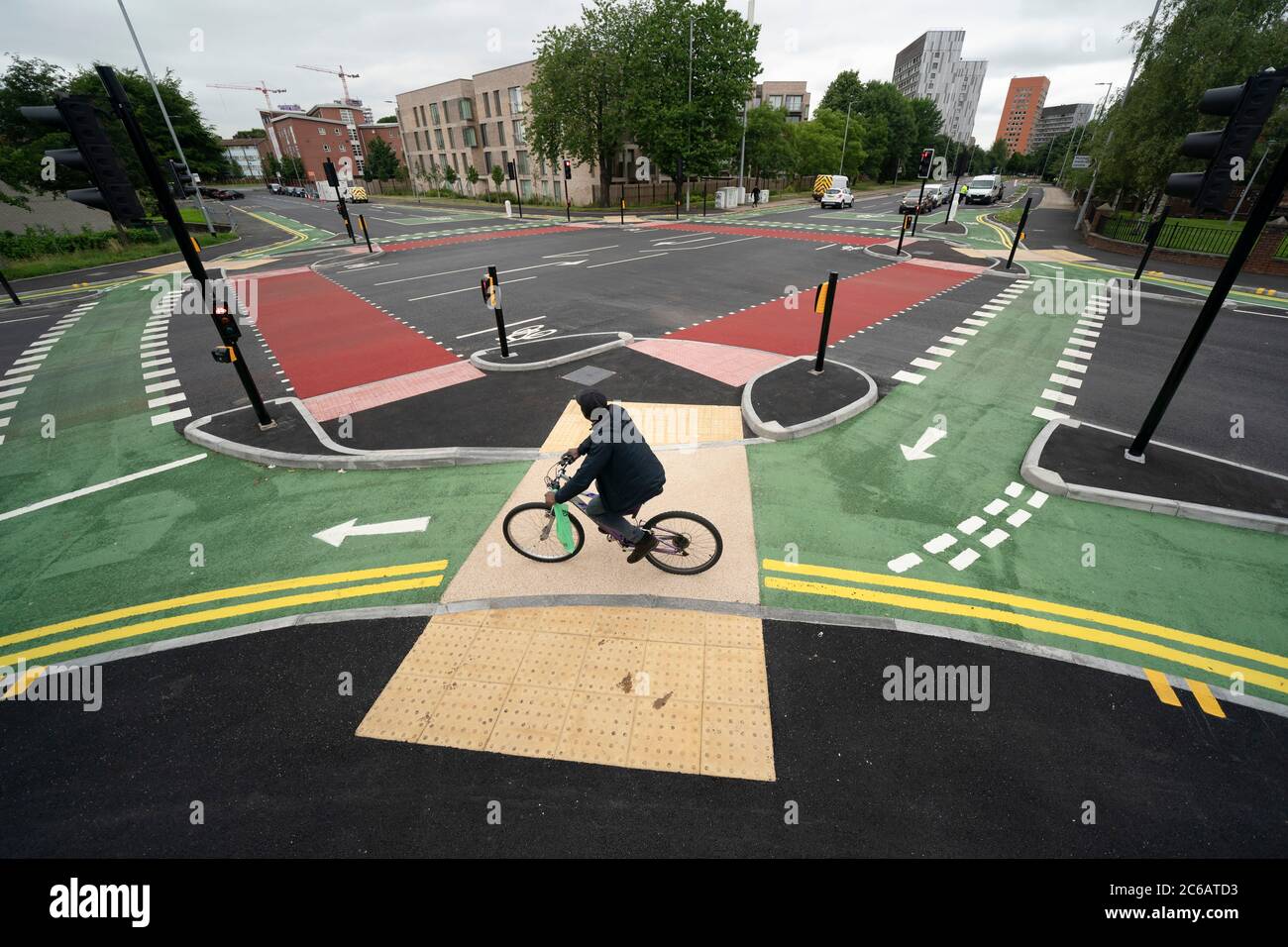 Manchester, Royaume-Uni. 8 juillet 2020. La jonction « UK-first » CYCLOPS (signaux protégés optimisés pour le cycle) avec des voies cyclables séparées protégeant les cyclistes de la circulation est visible dans le sud de Manchester, au Royaume-Uni. La jonction marque la première partie d'un circuit de 13,4 m de marche et de vélo reliant Manchester à la banlieue de Chorlton. Crédit : Jon Super/Alay Live News. Banque D'Images