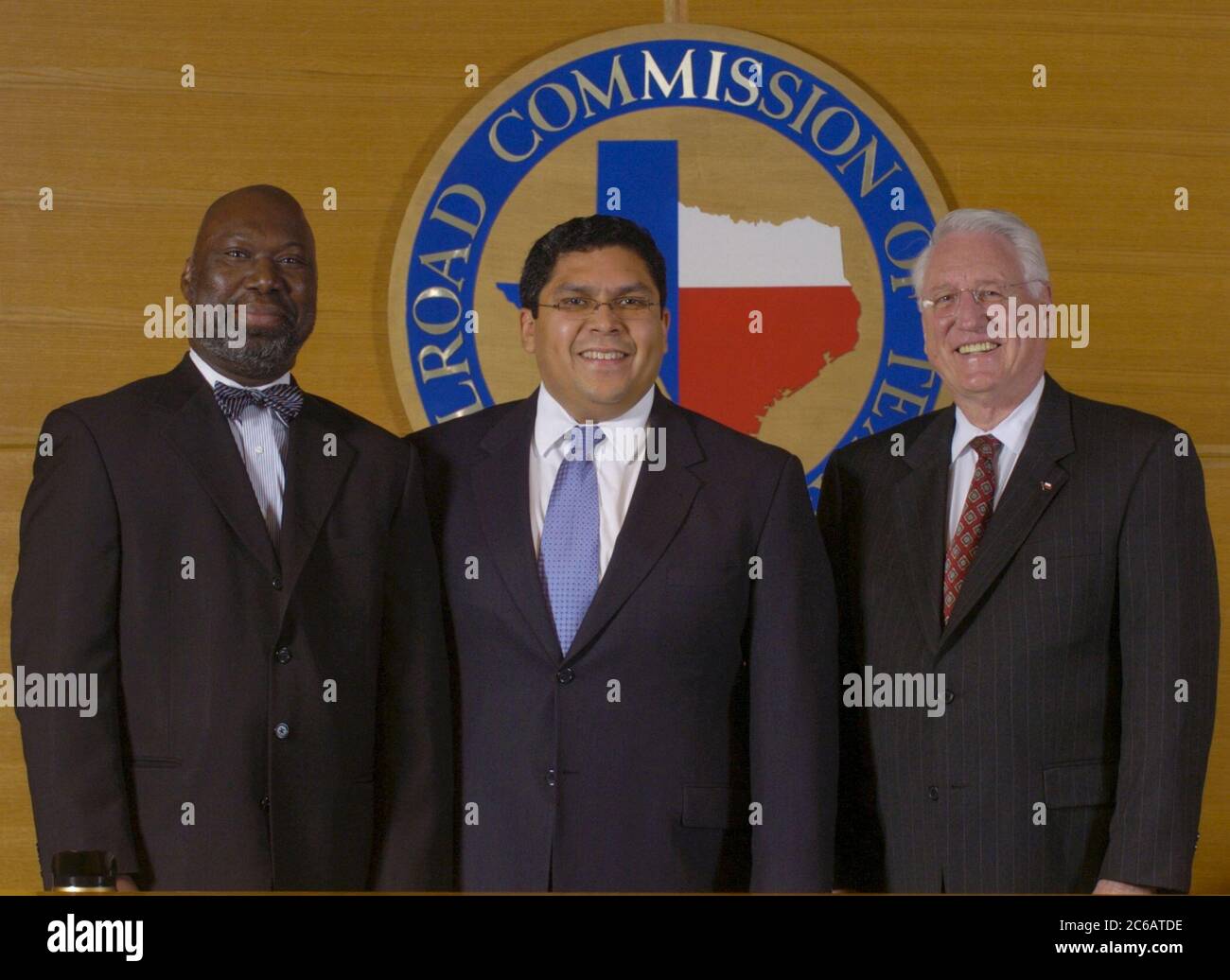 Austin, TX 23NOV04 : membres de la Texas Railroad Commission, de gauche à droite, commissaire Michael L. Williams, président Victor G. Carrillo et commissaire Charles R. Matthews. La commission est chargée de réglementer l'industrie pétrolière et gazière au Texas. ©Bob Daemmrich Banque D'Images