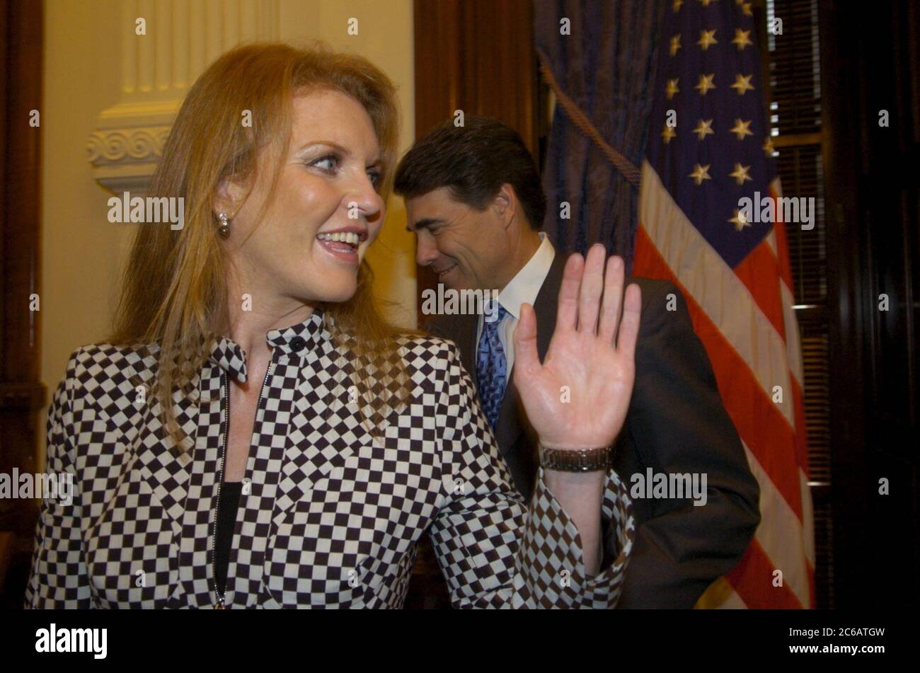 Austin, Texas États-Unis, janvier 11 2005 : Sarah Ferguson, l'ancienne duchesse d'York, fait une apparition au Capitole du Texas avec le gouverneur du Texas Rick Perry pour promouvoir un programme de conditionnement physique pour les jeunes du Texas. ©Bob Daemmrich Banque D'Images
