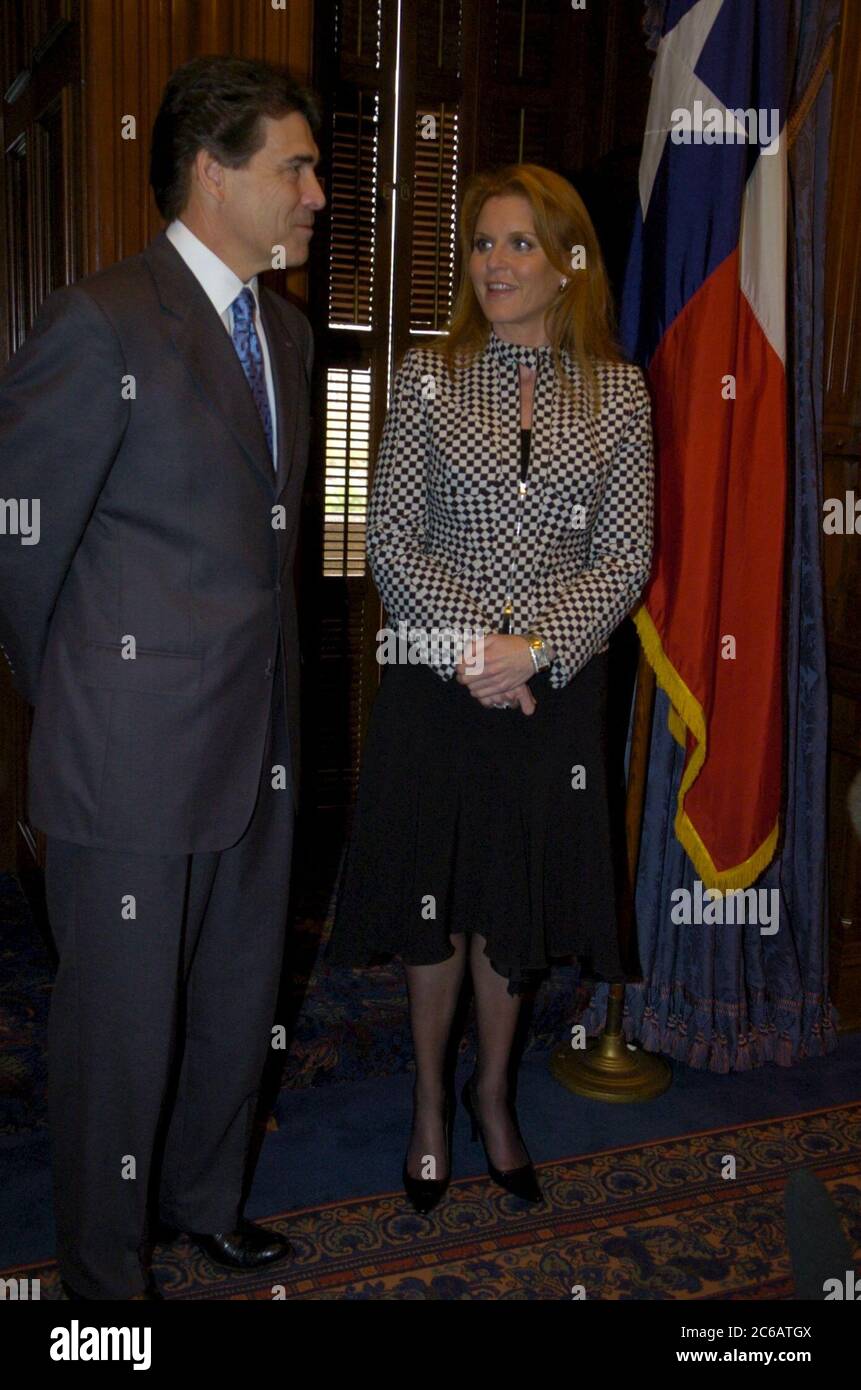 Austin, Texas États-Unis, janvier 11 2005 : Sarah Ferguson, l'ancienne duchesse d'York, fait une apparition au Capitole du Texas avec le gouverneur du Texas Rick Perry pour promouvoir un programme de conditionnement physique pour les jeunes du Texas. ©Bob Daemmrich Banque D'Images