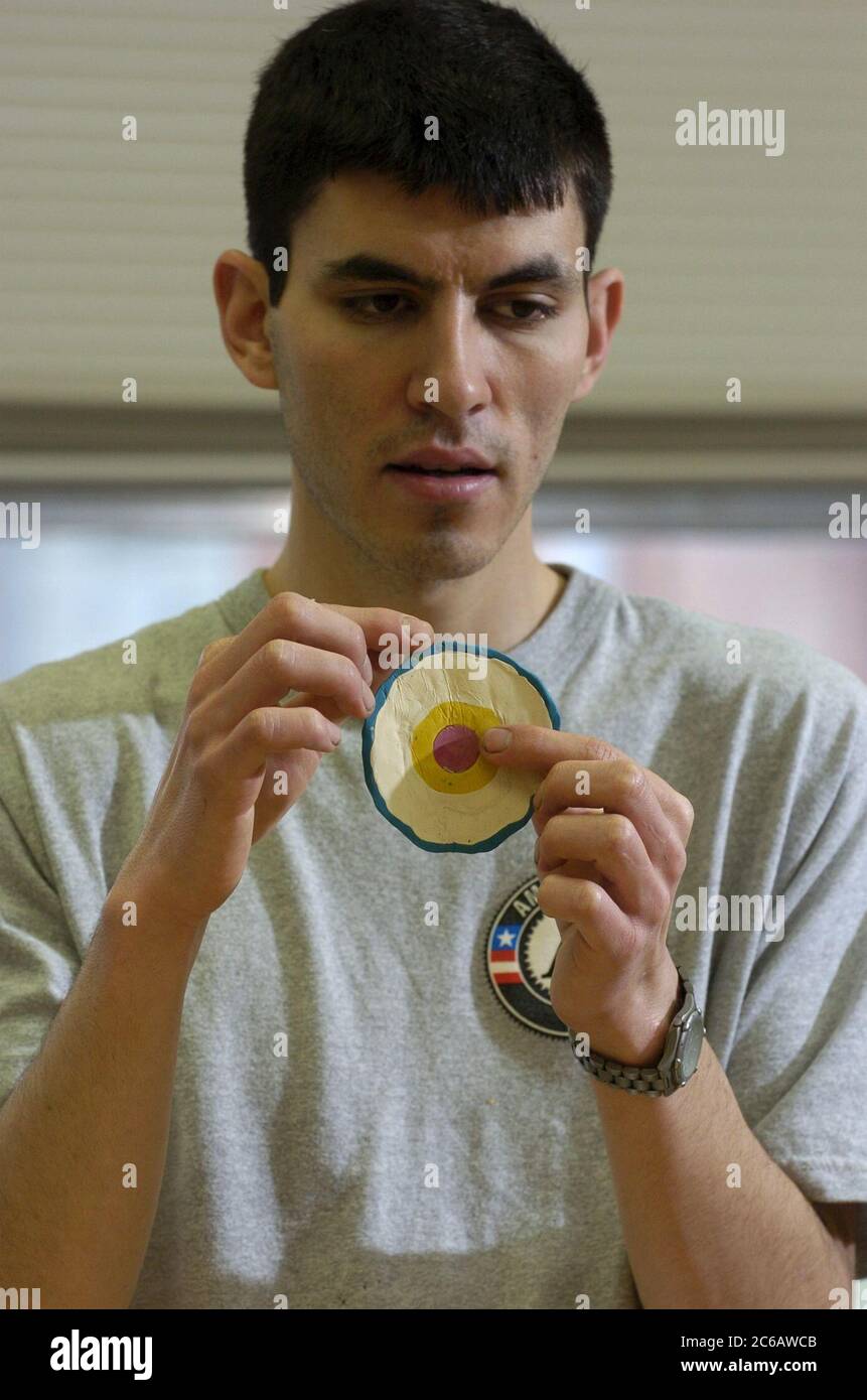 Austin, Texas États-Unis, 2005 : un jeune instructeur adulte fait la démonstration d'artisanat pour les élèves dans son programme d'activités parascolaires. ©Bob Daemmrich Banque D'Images