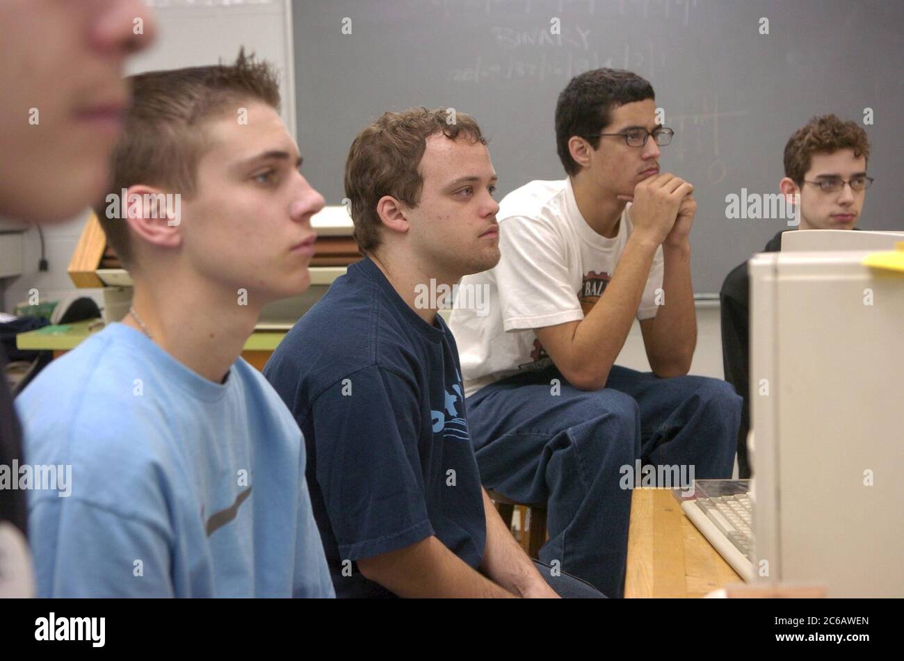 Austin, Texas, États-Unis, 10 février 2005 : les élèves du secondaire de la Texas School for the Deaf participent à un cours professionnel de réparation informatique. ©Bob Daemmrich Banque D'Images