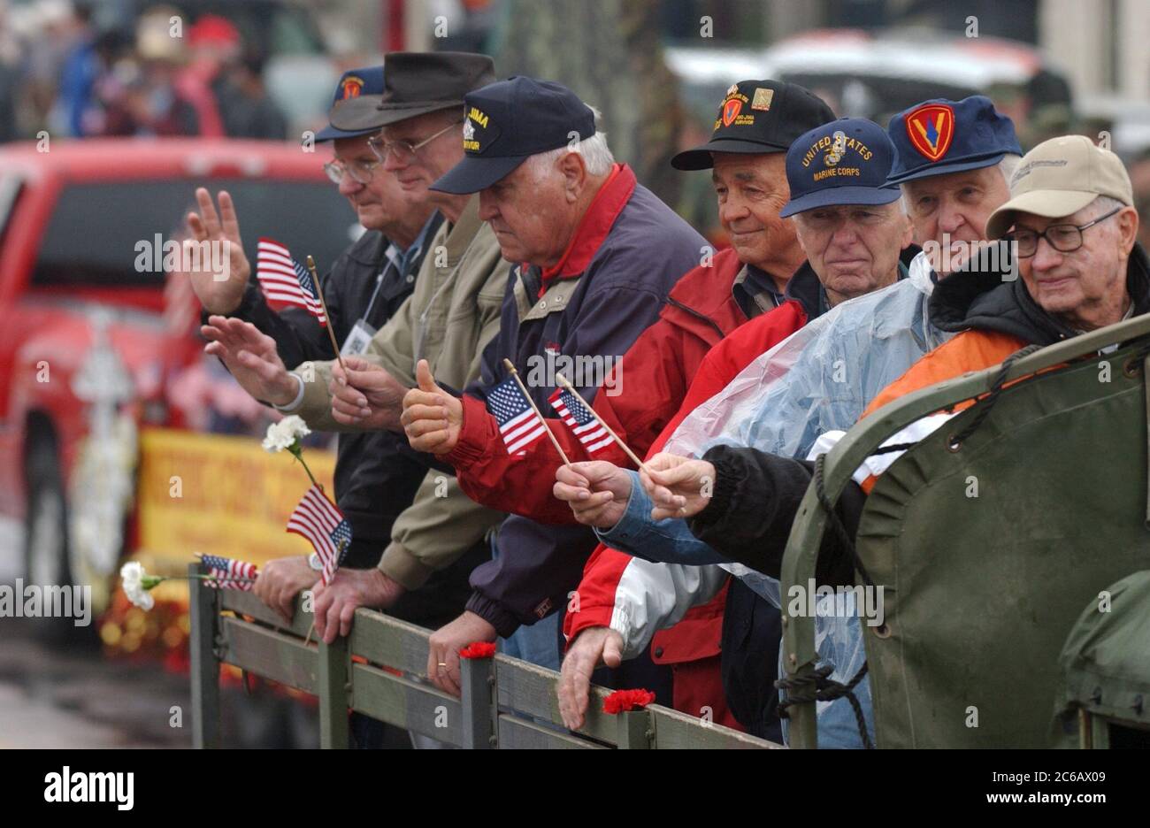 Fredericksburg, Texas États-Unis, février 19 2005 : les vétérans de la Seconde Guerre mondiale font signe à la foule alors qu'ils montent dans un défilé commémorant le 60e anniversaire de la bataille de la Seconde Guerre mondiale pour Iwo Jima dans le Pacifique Sud. ©Bob Daemmrich Banque D'Images