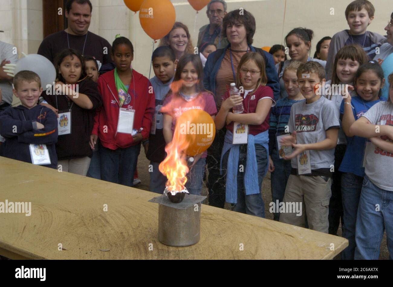 Austin, Texas États-Unis, mars 12 2005 : au cours d'une journée portes ouvertes sur tout le campus à l'Université du Texas à Austin. les élèves de l'école primaire et les adultes regardent les étudiants en chimie créer une réaction chimique enflammée. ©Bob Daemmrich Banque D'Images