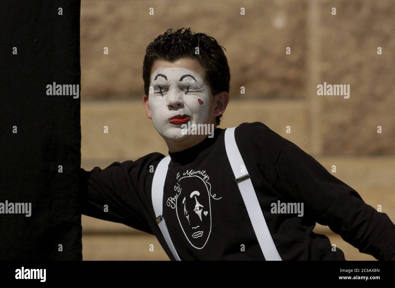 Austin, TX 28FEB05 : un membre de la Garland McMeans Junior High School Bobcats on Broadway MIME troupe se produit au Capitole du Texas pour soutenir plus de financement de l'éducation artistique pour les écoles publiques du Texas. ©Bob Daemmrich Banque D'Images