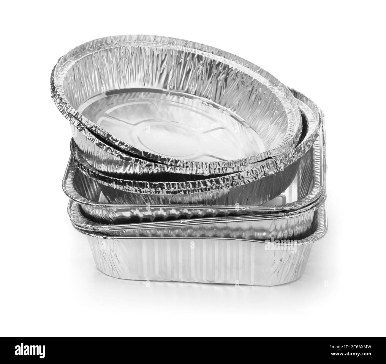 Groupe de différents plats de cuisson en aluminium jetables isolés sur blanc Banque D'Images Groupe de différents plats de cuisson en aluminium jetables isolés sur blanc Banque D'Images