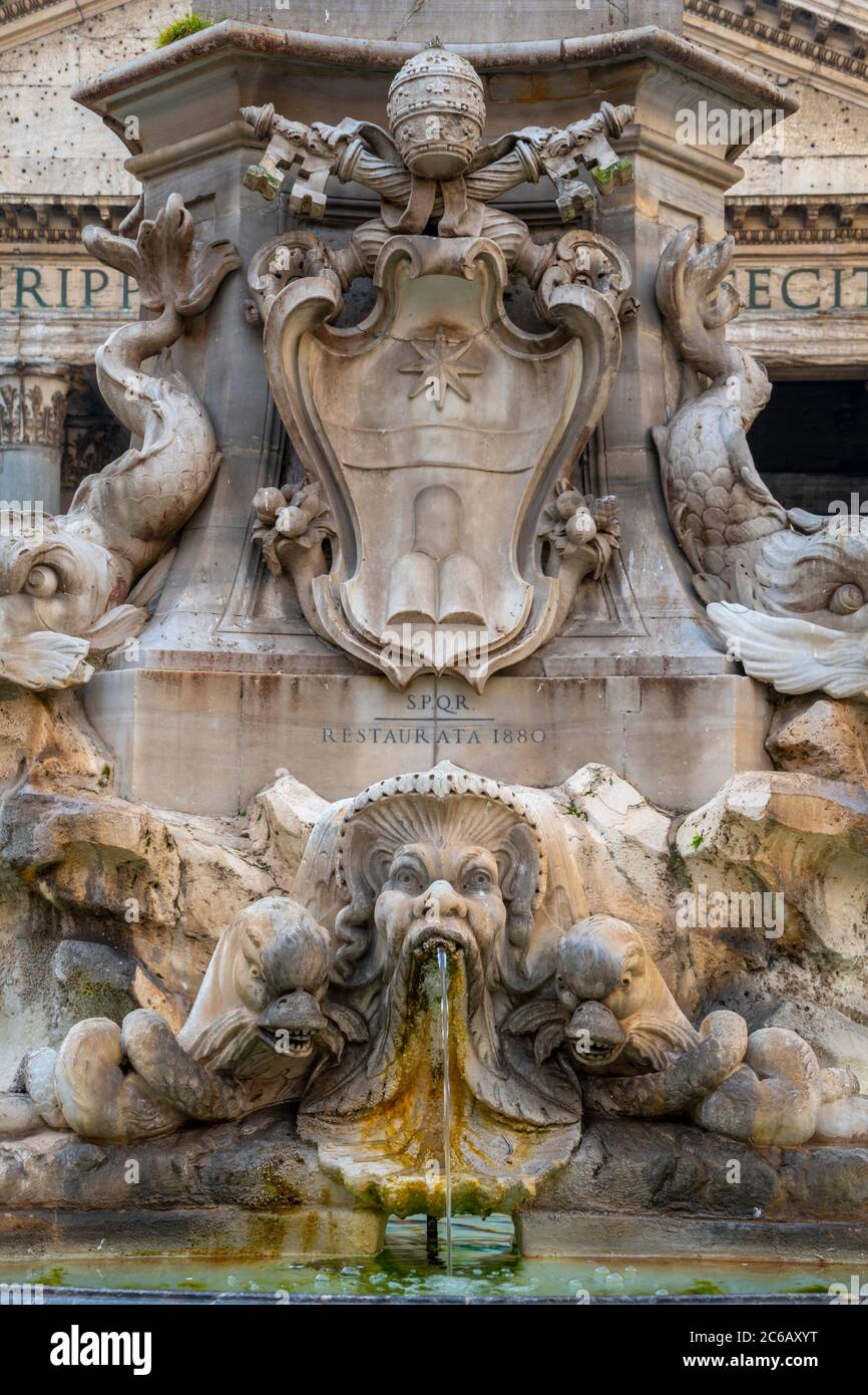 Italie, Latium, Rome, Pigna, Piazza della Rotunda, Fontana del Pantheon Banque D'Images