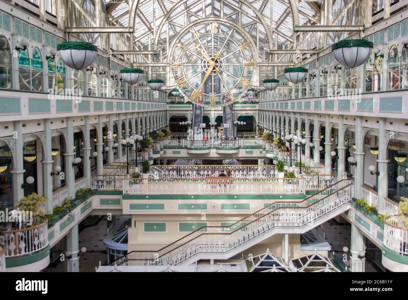 Dublin, Irlande - septembre 09. 2018 : Centre commercial Stephen's Green, rue Grafton, avec des structures en verre et en acier à l'intérieur. Banque D'Images