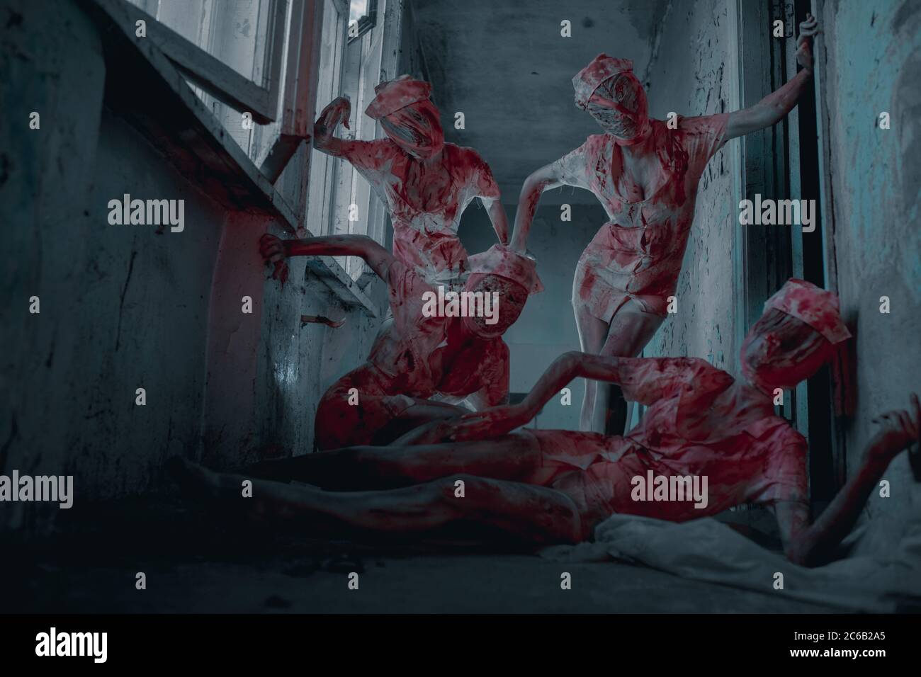 Cojoueurs à l'image de monstres sanglants les mannequins sont dans la pièce  sombre Photo Stock - Alamy