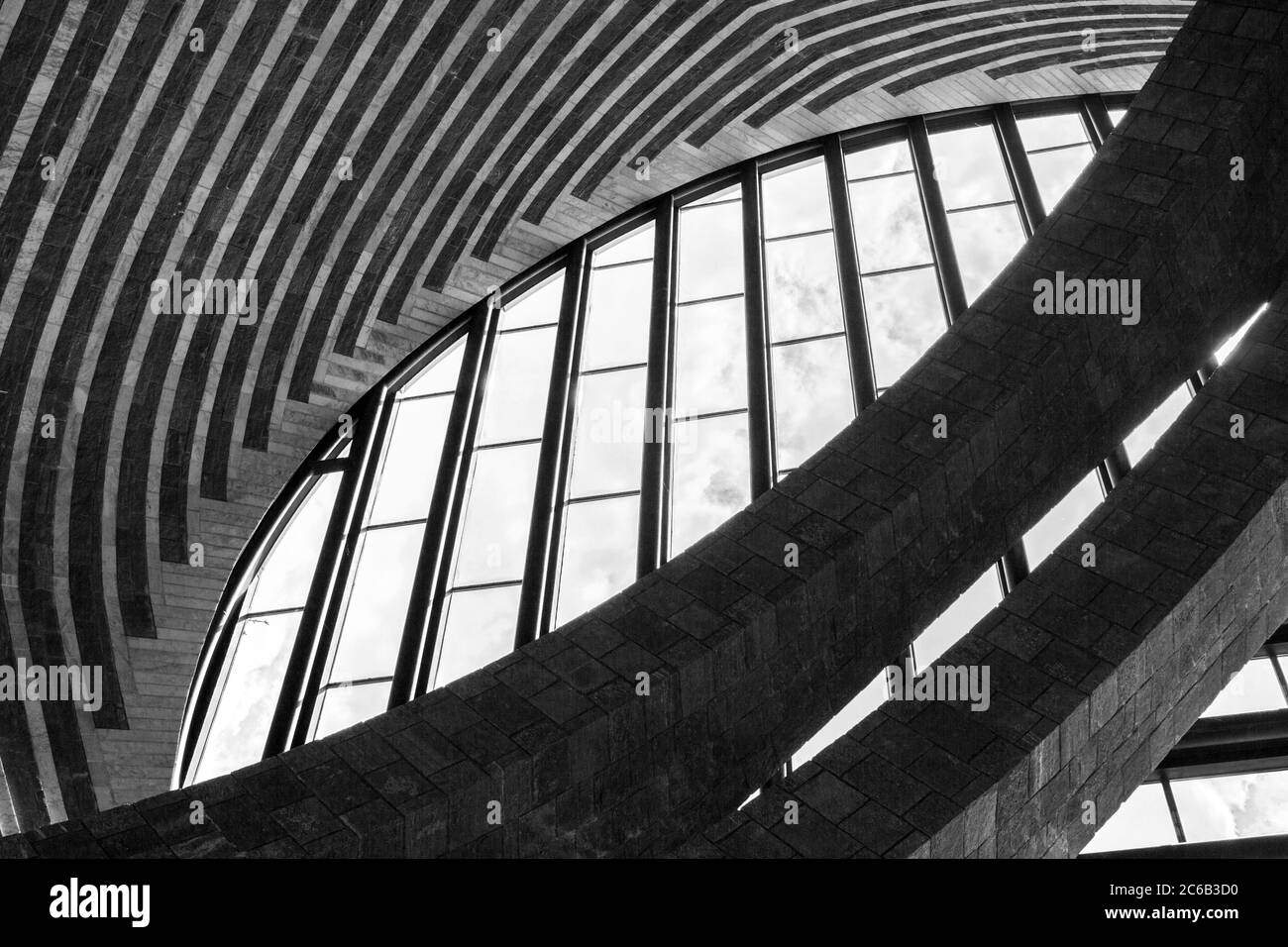 Mogno, Suisse - 01 juin 2018 : l'église de San Giovanni Battista par le célèbre architecte Mario Botta, construit ii la vallée de Maggia (Val Lavizzara) a Banque D'Images