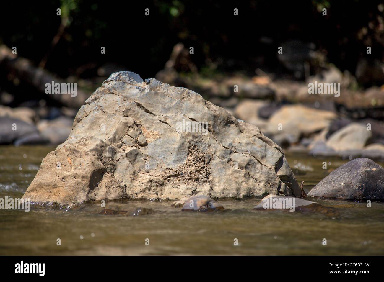 Photographie en gros plan des rochers de la rivière capturés au fleuve Moniquira dans le département de Boyaca, dans le centre des montagnes andines de Colombie Banque D'Images