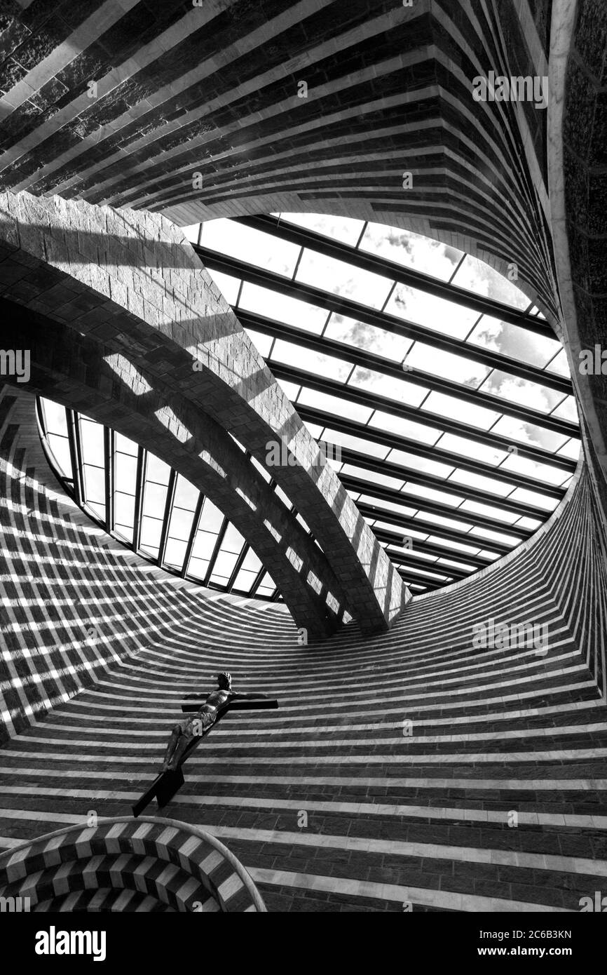 Mogno, Suisse - 01 juin 2018 : l'église de San Giovanni Battista par le célèbre architecte Mario Botta, construit ii la vallée de Maggia (Val Lavizzara) a Banque D'Images