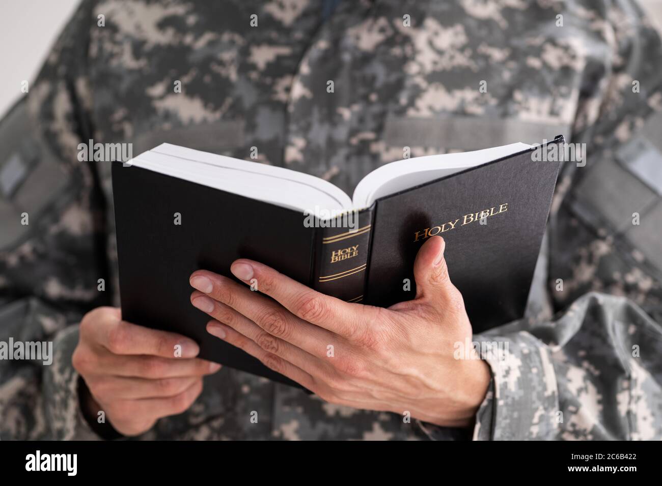 Patriote Armée militaire Soldat lecture de la Bible en uniforme Banque D'Images