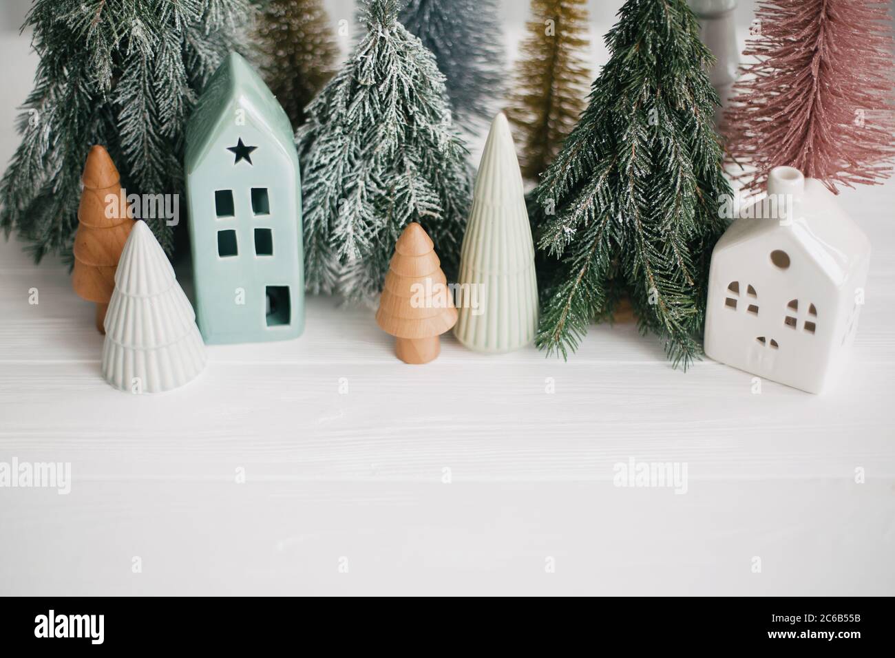 Joyeuses vacances. Petit village confortable, maisons en céramique, arbres  de noël en bois et faits main. Petites maisons de Noël et arbres sur fond  blanc. FE Photo Stock - Alamy