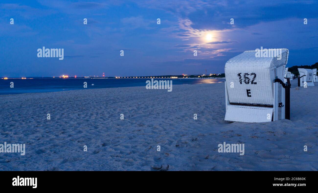 Pleine lune à la plage de Heringsdorf Banque D'Images