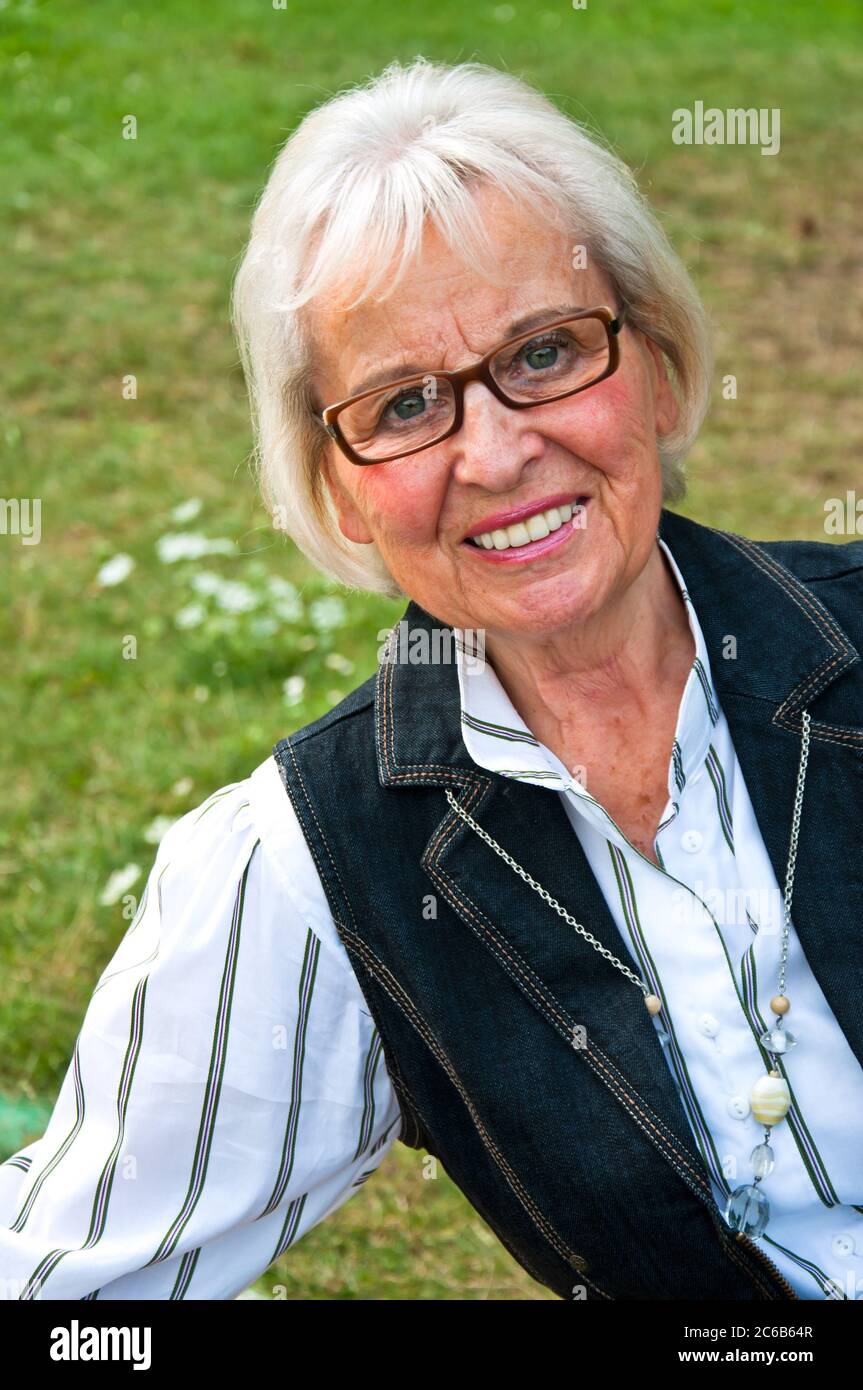 Femme retraité souriante Banque D'Images