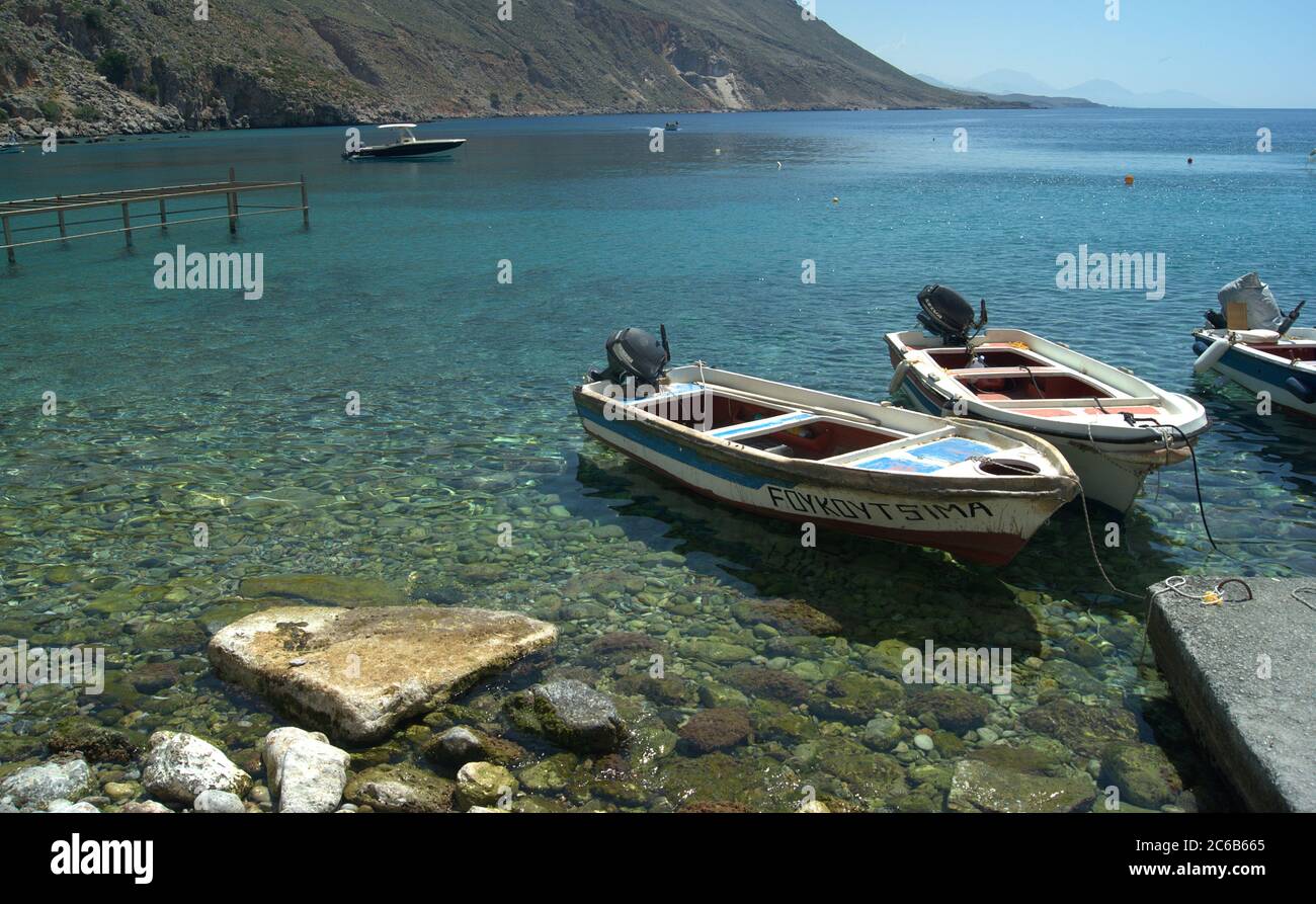 Loutro, Crète, Grèce. De petits bateaux amarrés en mer dans une jolie baie le jour de l'été. Vue en mode paysage avec espace de copie. Banque D'Images