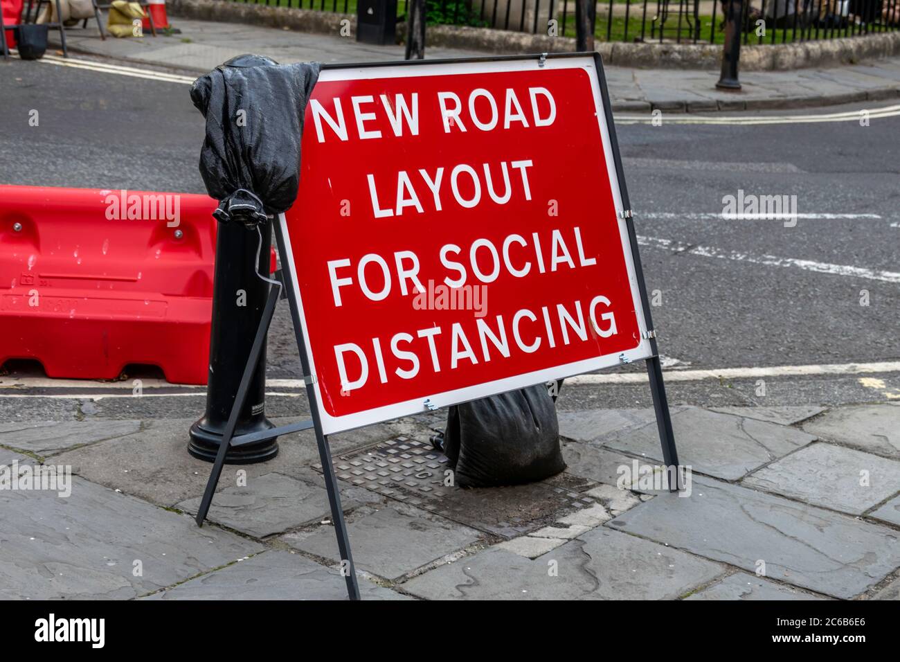 Un panneau de signalisation britannique indiquant aux utilisateurs que la disposition a changé pour permettre une distanciation sociale Banque D'Images